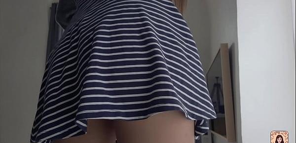  UPSKIRT PUSSY NO PANTIES IN PUBLIC